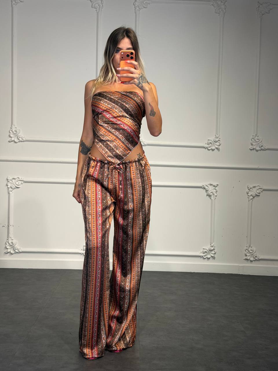 Coordinato Top a Fascia e Pantaloni Palazzo con Stampa Ornamentale