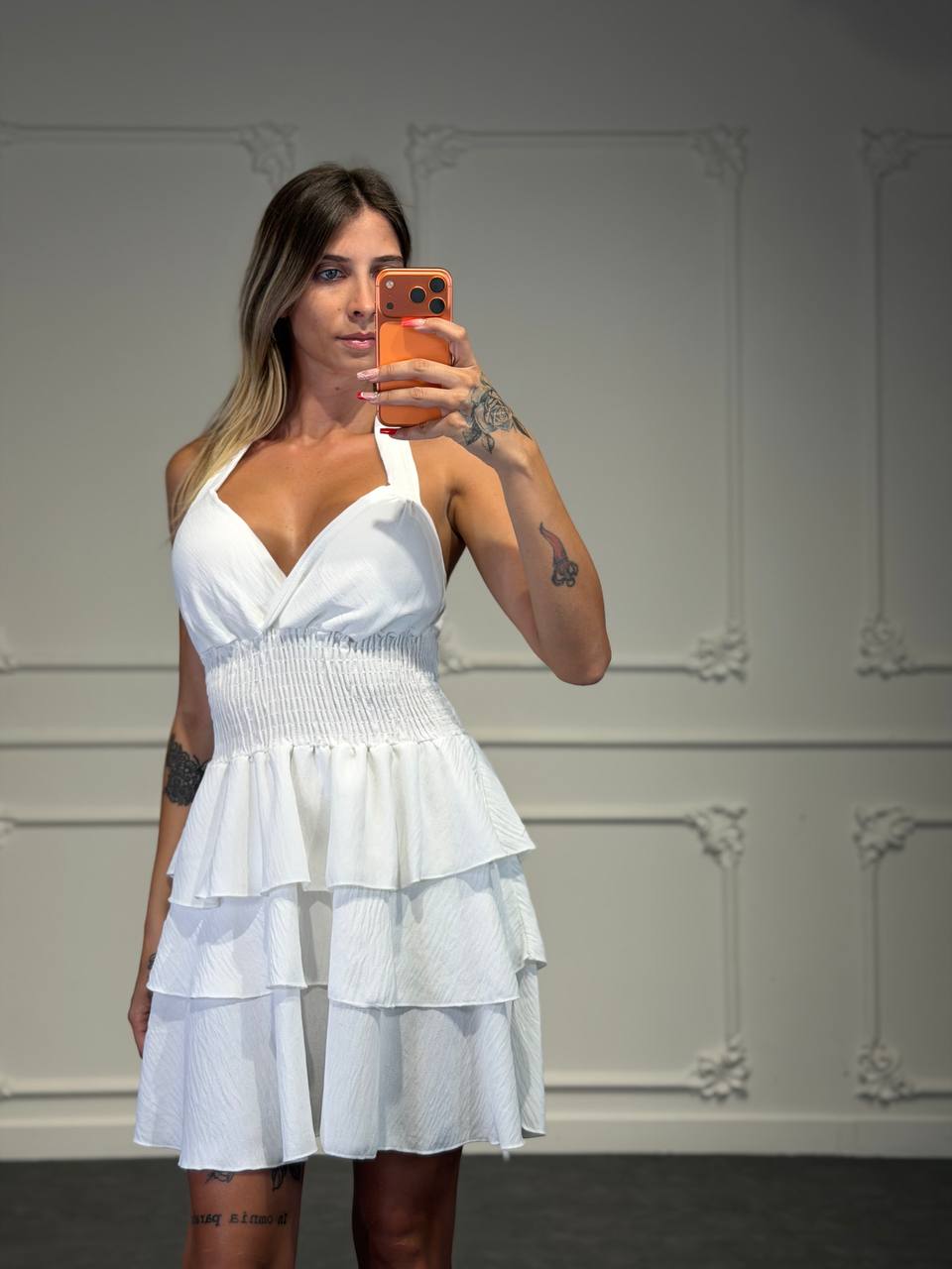 Abito Corto Halter con Vita Elasticizzata e Gonna a Balze