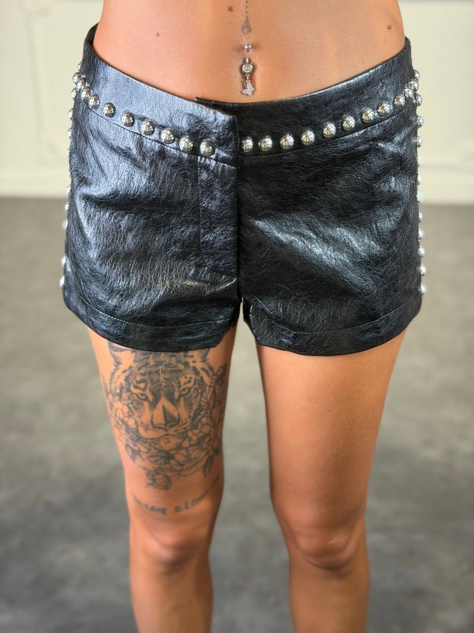 shorts leather con borchie