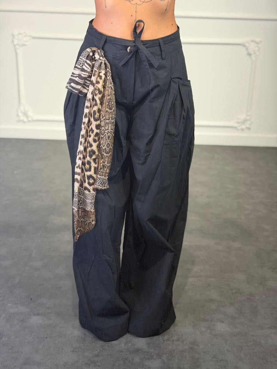 pantalone baloon con foulard animalier