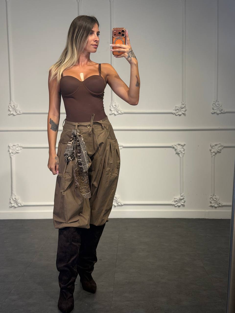 pantalone baloon con foulard animalier