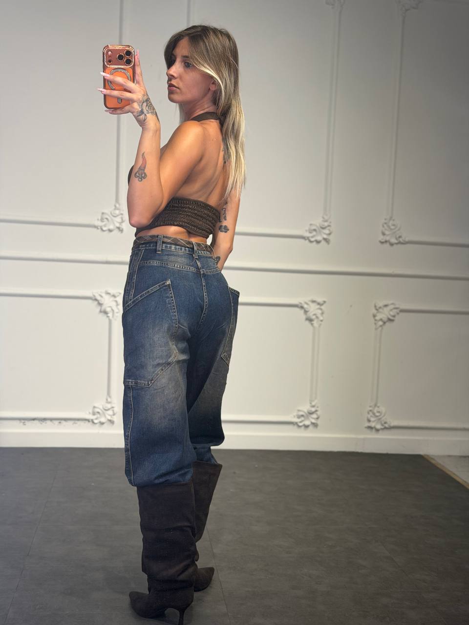 jeans baggy con cravatta