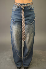 jeans baggy con cravatta
