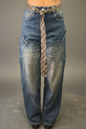 jeans baggy con cravatta