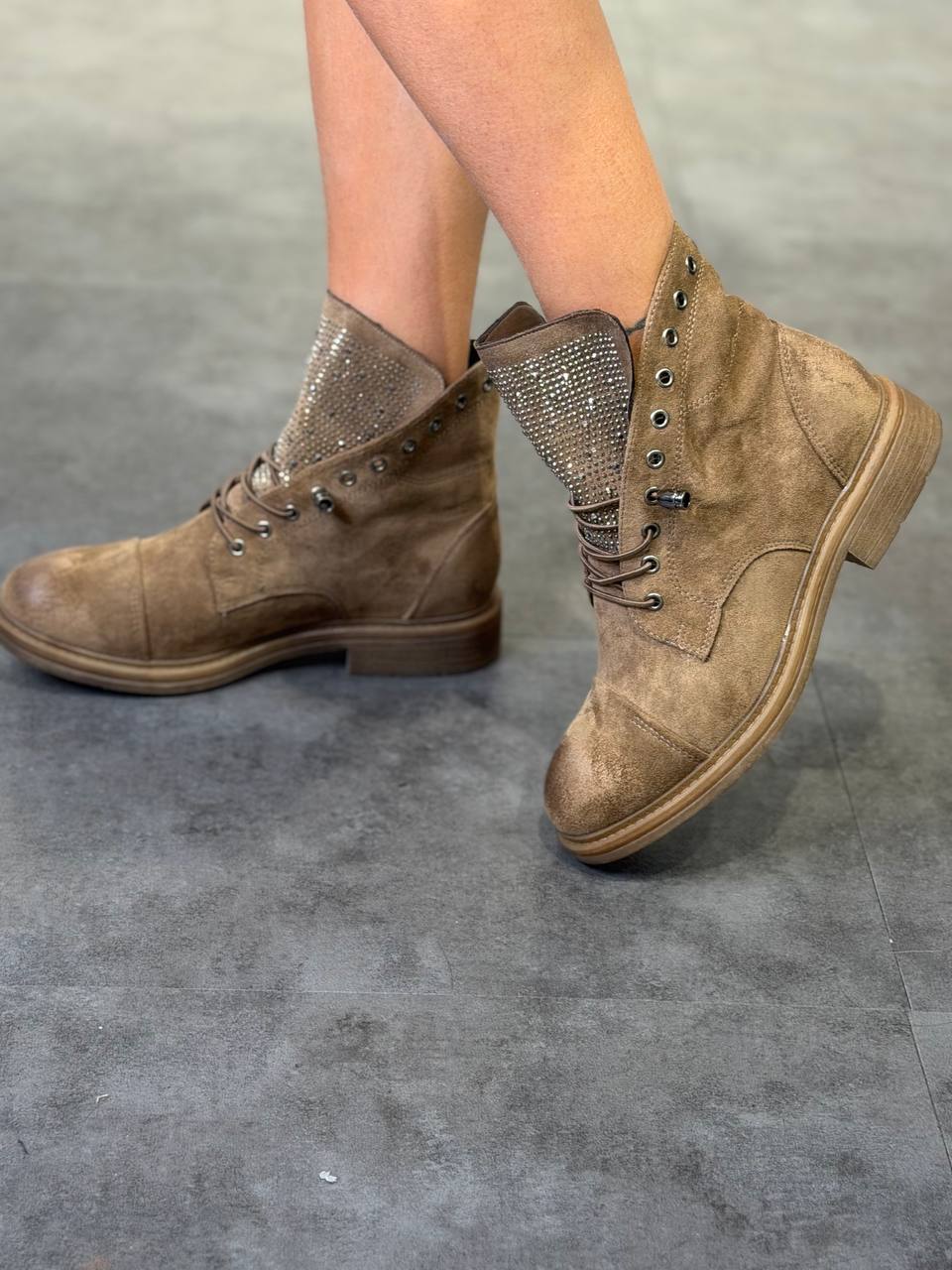 stivaletto scamosciato con strass - Dverso Fashion