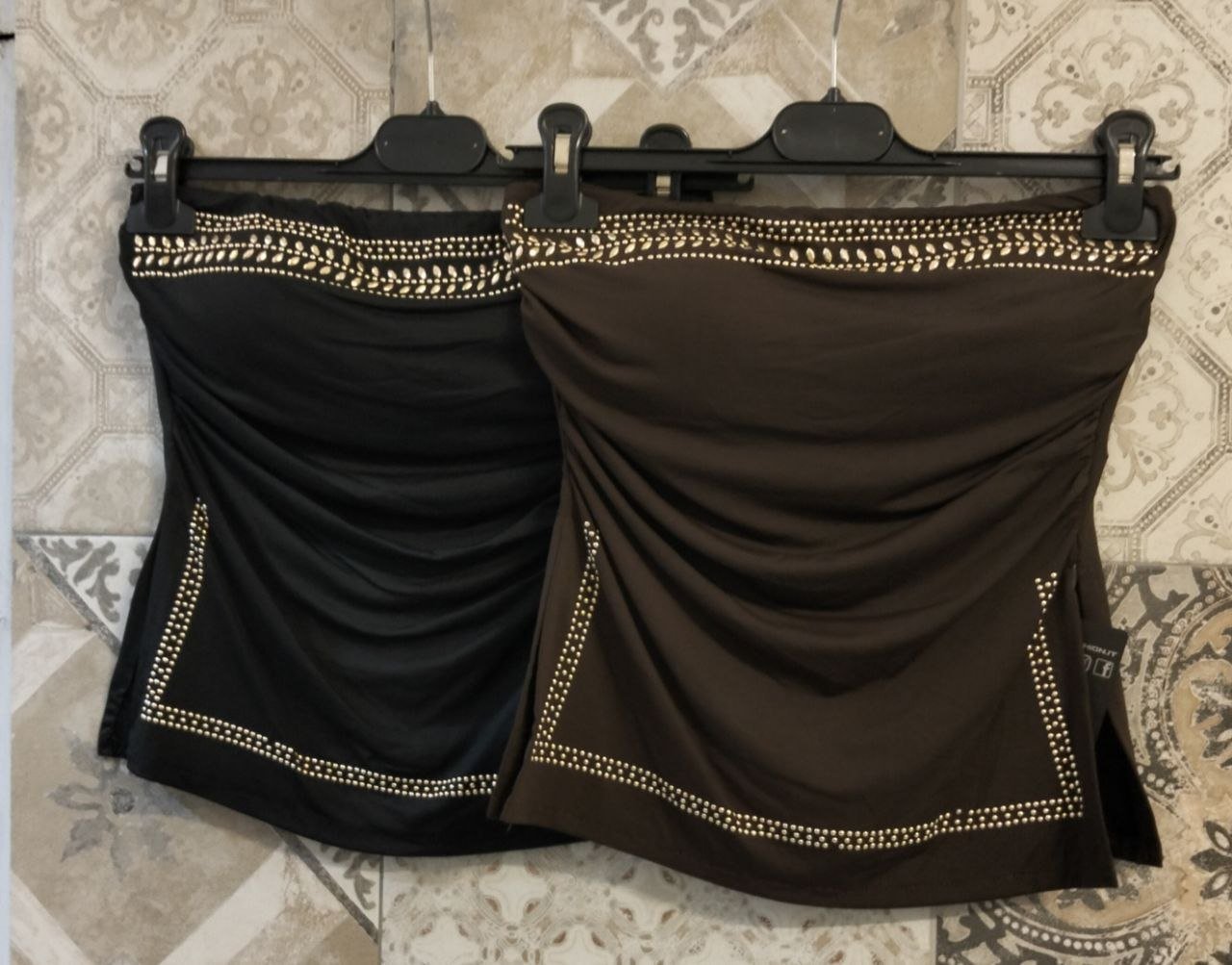 top con applicazioni gioiello e coppe - Dverso Fashion