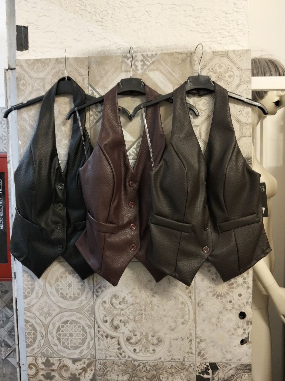 top halter in pelle con coppe - Dverso Fashion