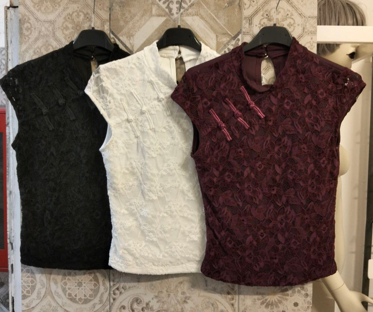 Top in pizzo con collo alla coreana e chiusure decorative frontali - Dverso Fashion
