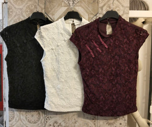 Top in pizzo con collo alla coreana e chiusure decorative frontali - Dverso Fashion